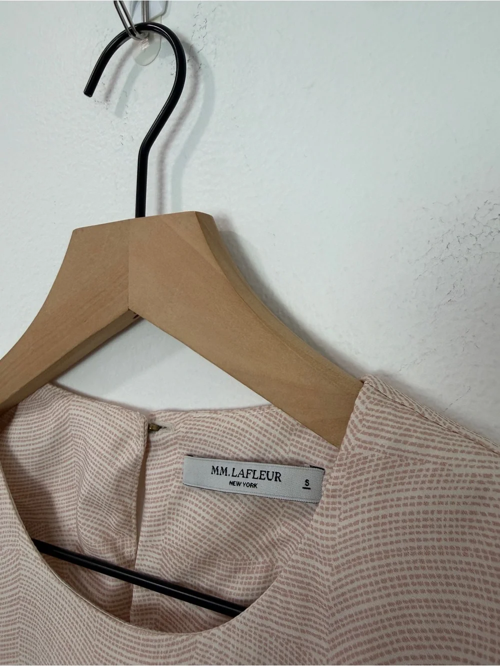 MM Lafleur Bourgeois Blouse Size Small Beige Drape Split Front Silky Line Print